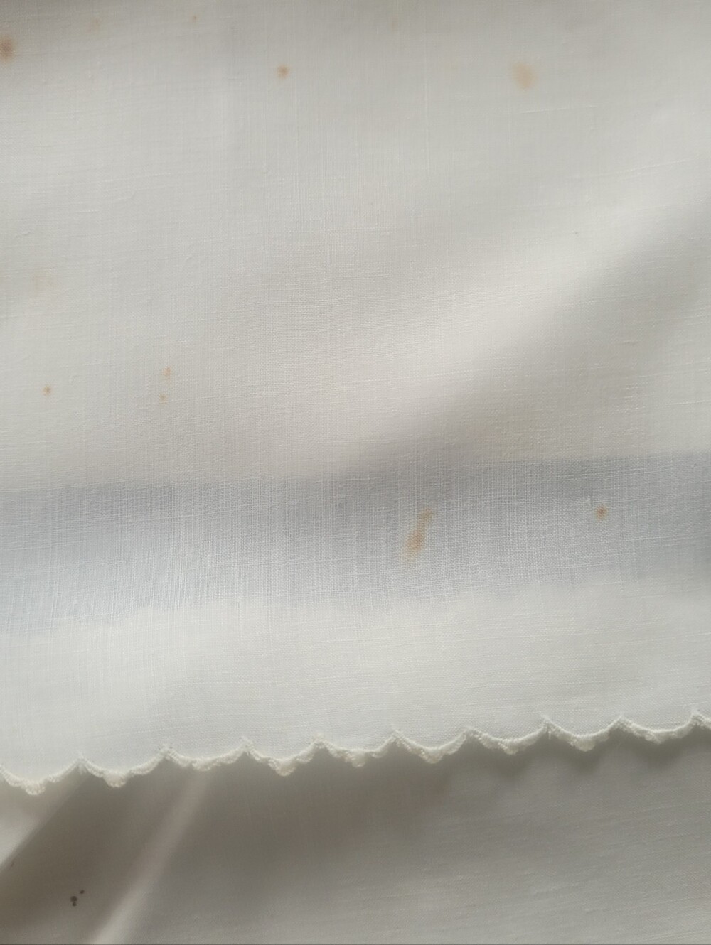 Source Unknown White Linen Cocktail Napkins with Scalloped Trim - Picture 4 of 6